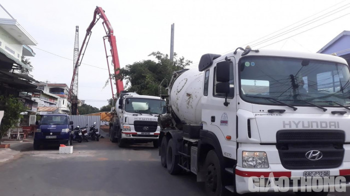 C&amp;ocirc;ng nh&amp;acirc;n v&amp;agrave; phương tiện đang đẩy nhanh tiến độ thi c&amp;ocirc;ng cầu V&amp;agrave;m Trư