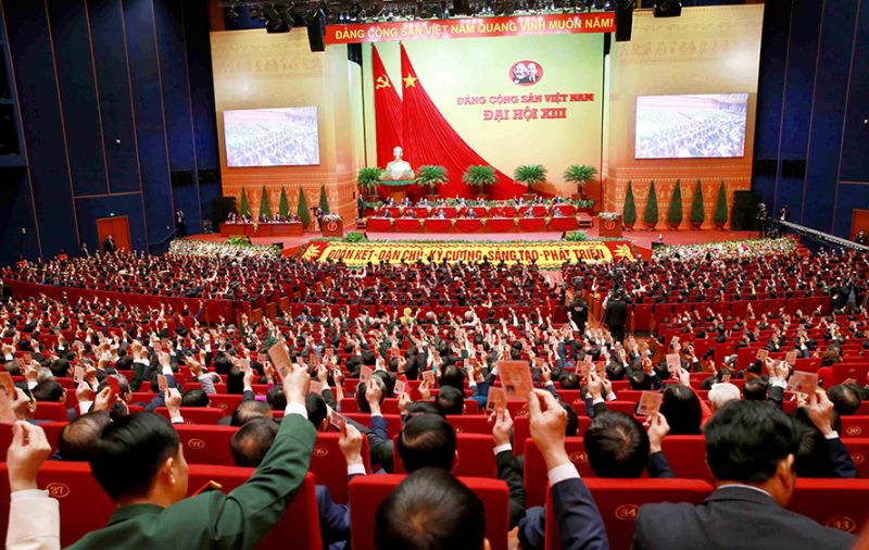 C&amp;aacute;c đại biểu biểu quyết, th&amp;ocirc;ng qua Nghị quyết Đại hội XIII Đảng Cộng sản Việt Nam. Ảnh: TTXVN