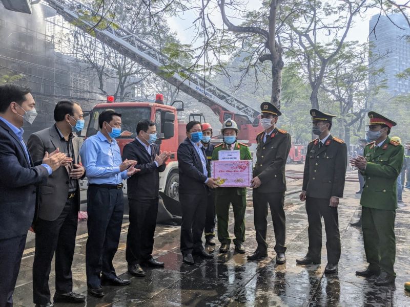 L&amp;atilde;nh đạo th&amp;agrave;nh  phố động vi&amp;ecirc;n thưởng n&amp;oacute;ng cho lực lượng chữa ch&amp;aacute;y dập nhanh b&amp;agrave; hỏa trong 2h đồng hồ