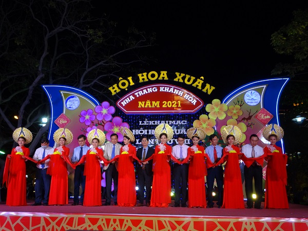 Cắt băng khai mạc HỘI HOA XU&amp;Acirc;N T&amp;acirc;n Sửu.