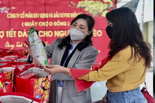 Gạo nếp l&amp;agrave; một trong nhiều m&amp;oacute;n qu&amp;agrave; trao cho người ngh&amp;egrave;o trong phi&amp;ecirc;n chợ đặc biệt n&amp;agrave;y