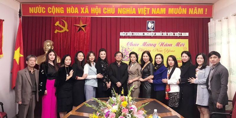 C&amp;aacute;c th&amp;agrave;nh vi&amp;ecirc;n Chi hội nữ Doanh nh&amp;acirc;n doanh nghiệp nhỏ v&amp;agrave; vừa Việt Nam chụp ảnh lưu niệm c&amp;ugrave;ng l&amp;atilde;nh đạo VINASME