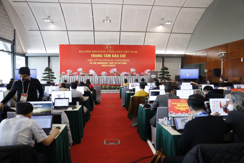 C&amp;aacute;c sản phẩm như nước, sữa, sữa chua Vinamilk phục vụ cho c&amp;aacute;c ph&amp;oacute;ng vi&amp;ecirc;n t&amp;aacute;c nghiệp 24/24 tại Trung t&amp;acirc;m b&amp;aacute;o ch&amp;iacute; trong thời gian diễn ra Đại Hội Đảng