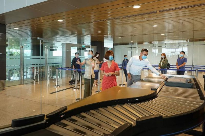 C&amp;aacute;n bộ, nh&amp;acirc;n vi&amp;ecirc;n Cảng HKQT V&amp;acirc;n Đồn nghi&amp;ecirc;m t&amp;uacute;c thực hiện v&amp;agrave; tuy&amp;ecirc;n truyền cho h&amp;agrave;nh kh&amp;aacute;ch về c&amp;aacute;c biện ph&amp;aacute;p ph&amp;ograve;ng chống dịch Covid-19