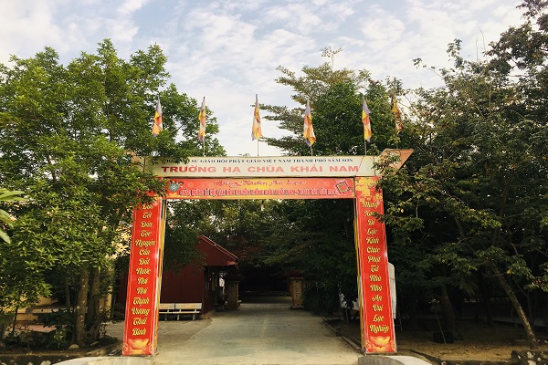 Cổng ch&amp;iacute;nh v&amp;agrave;o ch&amp;ugrave;a
