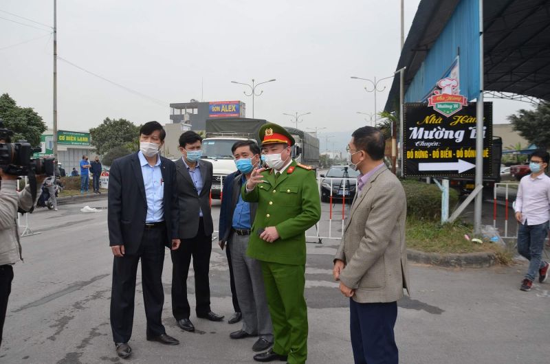 Tại TX. Đ&amp;ocirc;ng Triều, tỉnh Quảng Ninh nơi tiếp gi&amp;aacute;p với 2 ổ dịch lớn của Hải Dương l&amp;agrave; TX. Kinh M&amp;ocirc;n v&amp;agrave; TP. Ch&amp;iacute; Linh. T&amp;iacute;nh đến ng&amp;agrave;y 11/2, Đ&amp;ocirc;ng Triều đ&amp;atilde; ghi nhận 71 trường hợp mắc Covid-19.