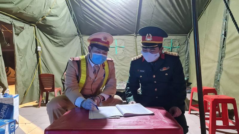 Ch&amp;uacute;ng t&amp;ocirc;i c&amp;ugrave;ng gần 600 người sẵn s&amp;agrave;ng đ&amp;oacute;n Tết Nguy&amp;ecirc;n đ&amp;aacute;n tại chốt kiểm so&amp;aacute;t dịch Covid-19, quyết t&amp;acirc;m ngăn chặn dịch Covid-19 x&amp;acirc;m nhập v&amp;agrave;o địa b&amp;agrave;n