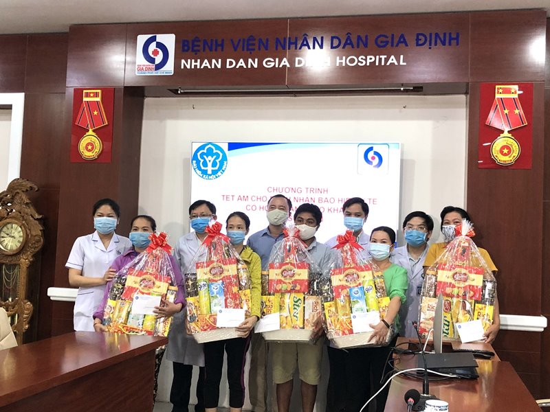 Đại diện BHXH Tp.Hồ Ch&amp;iacute; Minh tặng qu&amp;agrave; Tết cho bệnh nh&amp;acirc;n BHYT c&amp;oacute; ho&amp;agrave;n cảnh kh&amp;oacute; khăn tại Bệnh viện Nh&amp;acirc;n d&amp;acirc;n Gia Định