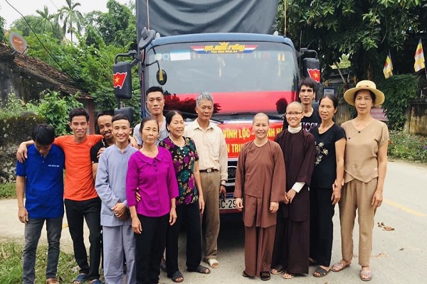Đo&amp;agrave;n nh&amp;agrave; sư v&amp;agrave; phật tử ch&amp;ugrave;a l&amp;agrave;ng B&amp;egrave;o tham gia ủng hộ đồng b&amp;agrave;o miền Trung bị b&amp;atilde;o lụt năm 2020