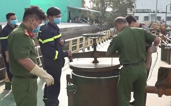 Lực lượng chức năng lấy mẫu xăng dầu tr&amp;ecirc;n t&amp;agrave;u của c&amp;aacute;c đối tượng