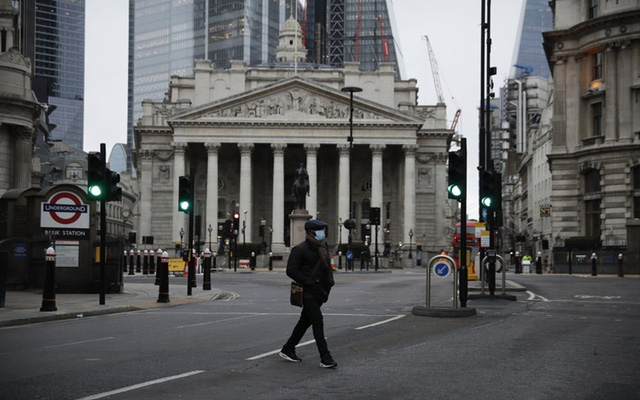 Một g&amp;oacute;c thủ đ&amp;ocirc; London trong ng&amp;agrave;y đầu ti&amp;ecirc;n v&amp;ugrave;ng England bước v&amp;agrave;o lệnh phong tỏa mới. Ảnh: AP