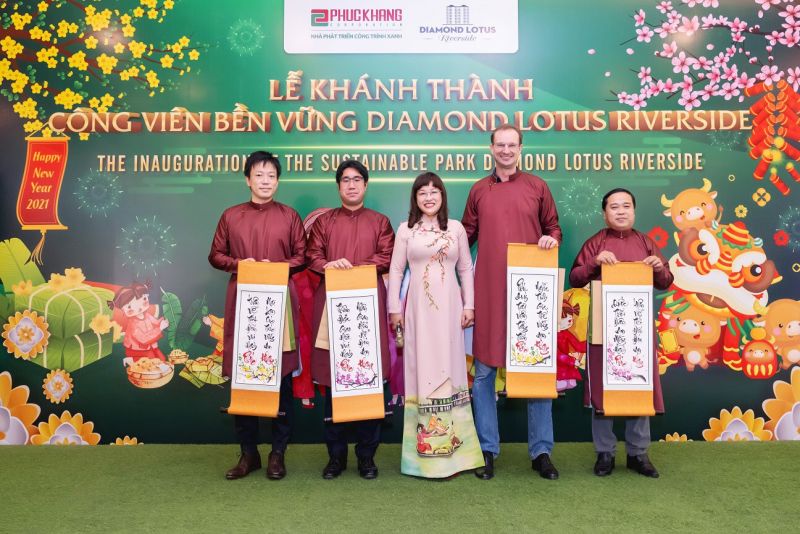 B&amp;agrave; Lưu Thị Thanh Mẫu &amp;ndash; TGĐ Phuc Khang tặng đ&amp;ocirc;i liễn c&amp;acirc;u đối cho đại diện ch&amp;iacute;nh quyền địa phương, đơn vị li&amp;ecirc;n doanh PKMC v&amp;agrave; đơn vị thiết kế cảnh quan Land Mark