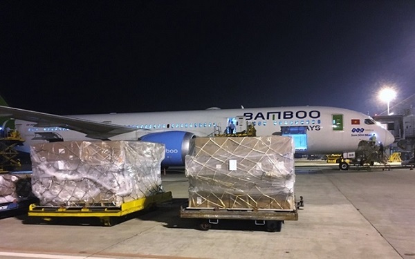 M&amp;aacute;y bay của Bamboo Airways tham gia chở h&amp;agrave;ng cứu trợ đồng b&amp;agrave;o miền Trung bị lũ lụt