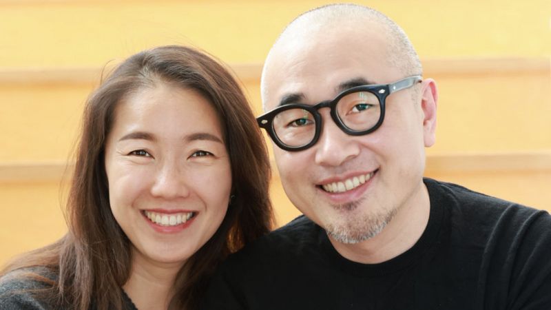 &amp;Ocirc;ng Kim Bong-jin, Gi&amp;aacute;m đốc điều h&amp;agrave;nh của đơn vị vận h&amp;agrave;nh ứng dụng giao đồ ăn h&amp;agrave;ng đầu tại H&amp;agrave;n Quốc Woowa Brothers Corp. (c&amp;ocirc;ng ty mẹ của Baemin) b&amp;ecirc;n cạnh người vợ của m&amp;igrave;nh. (Ảnh: Yonhap).