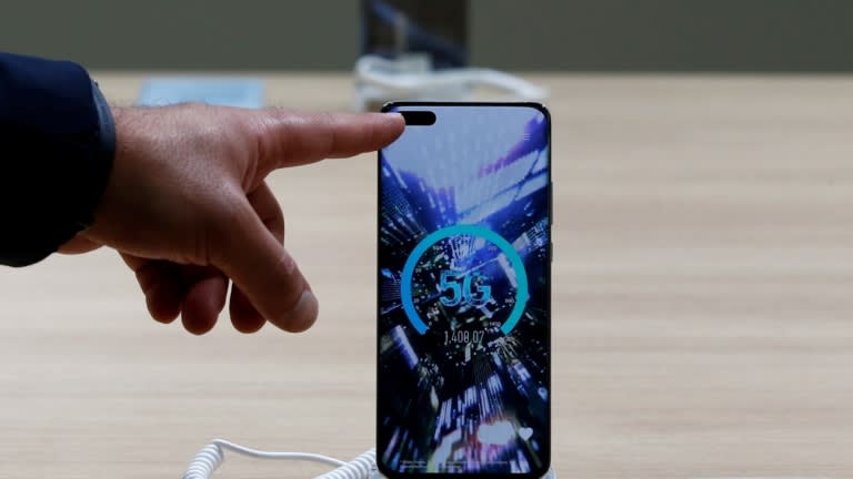 Huawei đ&amp;atilde; đi trước Apple v&amp;agrave; c&amp;aacute;c nh&amp;agrave; sản xuất điện thoại th&amp;ocirc;ng minh kh&amp;aacute;c trong việc xuất xưởng c&amp;aacute;c mẫu 5G. &amp;copy; Reuters