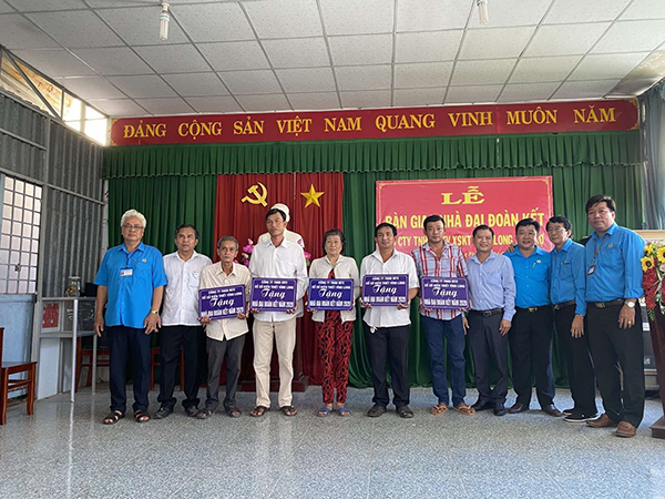 X&amp;acirc;y tặng nh&amp;agrave; cho c&amp;aacute;c gia đ&amp;igrave;nh ch&amp;iacute;nh s&amp;aacute;ch, gia đ&amp;igrave;nh c&amp;oacute; ho&amp;agrave;n cảnh kh&amp;oacute; khăn l&amp;agrave; c&amp;ocirc;ng t&amp;aacute;c thiện nguyện thường xuy&amp;ecirc;n của c&amp;ocirc;ng ty TNHHMTV xổ số kiến thiết Vĩnh Long