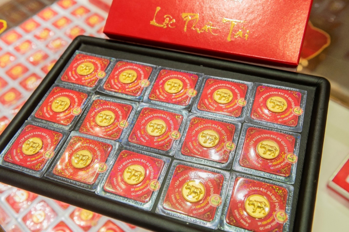H&amp;agrave;ng trăm ng&amp;agrave;n sản phẩm v&amp;agrave;ng phục vụ Ng&amp;agrave;y Thần T&amp;agrave;i đ&amp;atilde; được Tập đo&amp;agrave;n DOJI ch&amp;iacute;nh thức b&amp;agrave;y b&amp;aacute;n tại hệ thống gần 200 cửa h&amp;agrave;ng của DOJI v&amp;agrave; Thế Giới Kim cương v&amp;agrave; hơn 400 đại l&amp;yacute; tr&amp;ecirc;n to&amp;agrave;n quốc.