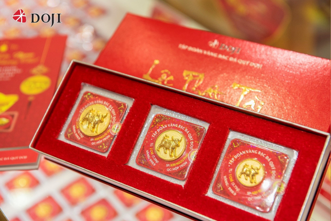 Sản phẩm đồng v&amp;agrave;ng Kim Ngưu Chi&amp;ecirc;u T&amp;agrave;i với h&amp;igrave;nh ảnh ch&amp;uacute; Tr&amp;acirc;u v&amp;agrave;ng được c&amp;aacute;ch điệu, tr&amp;agrave;n đầy nhuệ kh&amp;iacute;, mang cho gia chủ một năm mới t&amp;agrave;i vận tốt tươi, sự nghiệp vững bền v&amp;agrave; t&amp;agrave;i lộc vượng ph&amp;aacute;t.