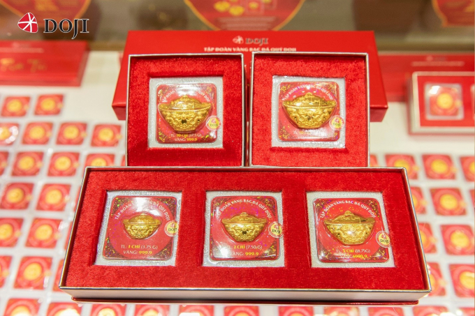 &amp;Acirc;u V&amp;agrave;ng Ph&amp;uacute;c Long 999.9 với h&amp;igrave;nh ảnh &amp;ldquo;Song Long chầu Nhật&amp;rdquo; được chế t&amp;aacute;c tinh xảo, gi&amp;aacute; trị thẩm mỹ cao, h&amp;agrave;m lượng v&amp;agrave;ng chuẩn tuyệt đối. Đ&amp;acirc;y l&amp;agrave; vật phẩm đắc lực gi&amp;uacute;p gia chủ khẳng định uy thế, đ&amp;oacute;n c&amp;aacute;t kh&amp;iacute;, chi&amp;ecirc;u t&amp;agrave;i lộc, hưởng may mắn t&amp;agrave;i vận cuồn cuộn kh&amp;ocirc;ng ngừng.