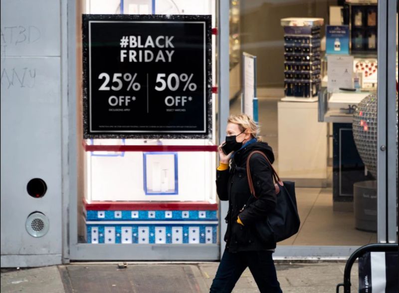 Biển quảng c&amp;aacute;o giảm gi&amp;aacute; 25 - 50% dịp Black Friday 2020 tại Mỹ. (Ảnh: Getty Images).