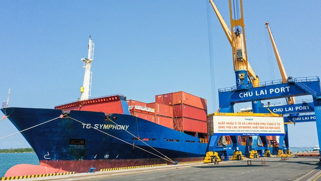 Container, &amp;ocirc;t&amp;ocirc; v&amp;agrave; linh kiện phụ t&amp;ugrave;ng Thaco chuẩn bị xuất khẩu sang Th&amp;aacute;i Lan, Myanmar, Nhật Bản v&amp;agrave; H&amp;agrave;n Quốc. Ảnh: Thaco