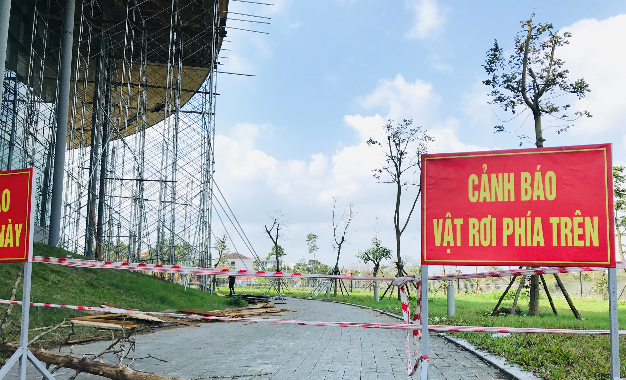 Nh&amp;agrave; h&amp;aacute;t 200 tỉ đồng vừa ho&amp;agrave;n th&amp;agrave;nh đ&amp;atilde; xuất hiện hư hỏng - Ảnh 6.