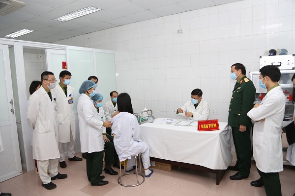 Ti&amp;ecirc;m mũi vắc-xin đầu ti&amp;ecirc;n ngừa Covid-19 Nano Covax nh&amp;oacute;m liều 50mcg cho t&amp;igrave;nh nguyện vi&amp;ecirc;n nữ.