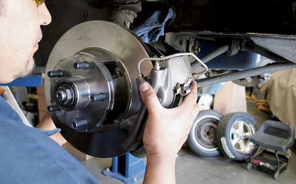C&amp;oacute; đến gần 2.000 xe Toyota Hilux nhập khẩu từ Th&amp;aacute;i Lan ti&amp;ecirc;u thụ ở Việt Nam phải triệu hồi trong đợt n&amp;agrave;y để khắc phục, thay thế bầu trợ lực phanh