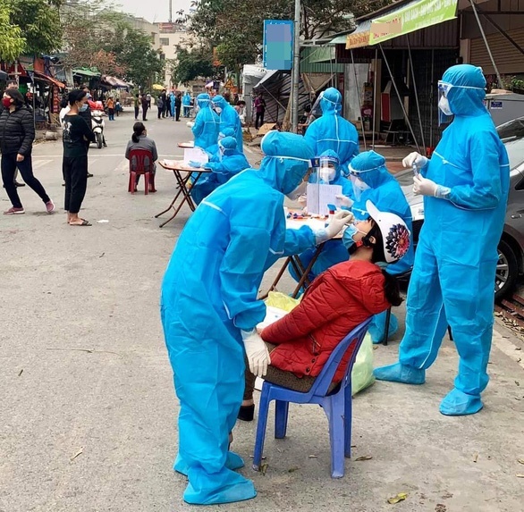 Người d&amp;acirc;n được lấy mẫu x&amp;eacute;t nghiệm (Ảnh: Tuổi trẻ)