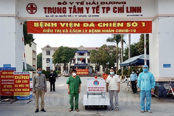 &amp;ldquo;Robot vận chuyển nhu yếu phẩm ph&amp;ograve;ng chống dịch Covid-19&amp;rdquo; ra đời gi&amp;uacute;p hạn chế đến mức thấp nhất việc tiếp x&amp;uacute;c gần giữa người với người trong khu c&amp;aacute;ch ly tập trung hoặc trong c&amp;aacute;c bệnh viện d&amp;atilde; chiến