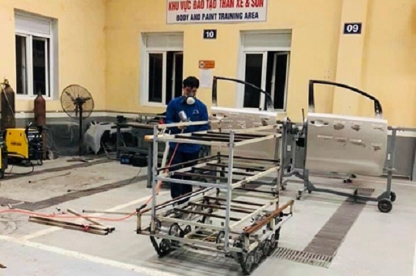 H&amp;igrave;nh h&amp;agrave;i của robot hiện hữu rất nhanh ngay sau khi TS Đỗ Văn Đỉnh v&amp;agrave; 5 c&amp;aacute;n bộ, giảng vi&amp;ecirc;n gi&amp;agrave;u kinh nghiệm của 2 khoa Điện v&amp;agrave; Cơ kh&amp;iacute; bắt b&amp;agrave;n bạc, l&amp;ecirc;n bản vẽ thiết kế&amp;hellip;