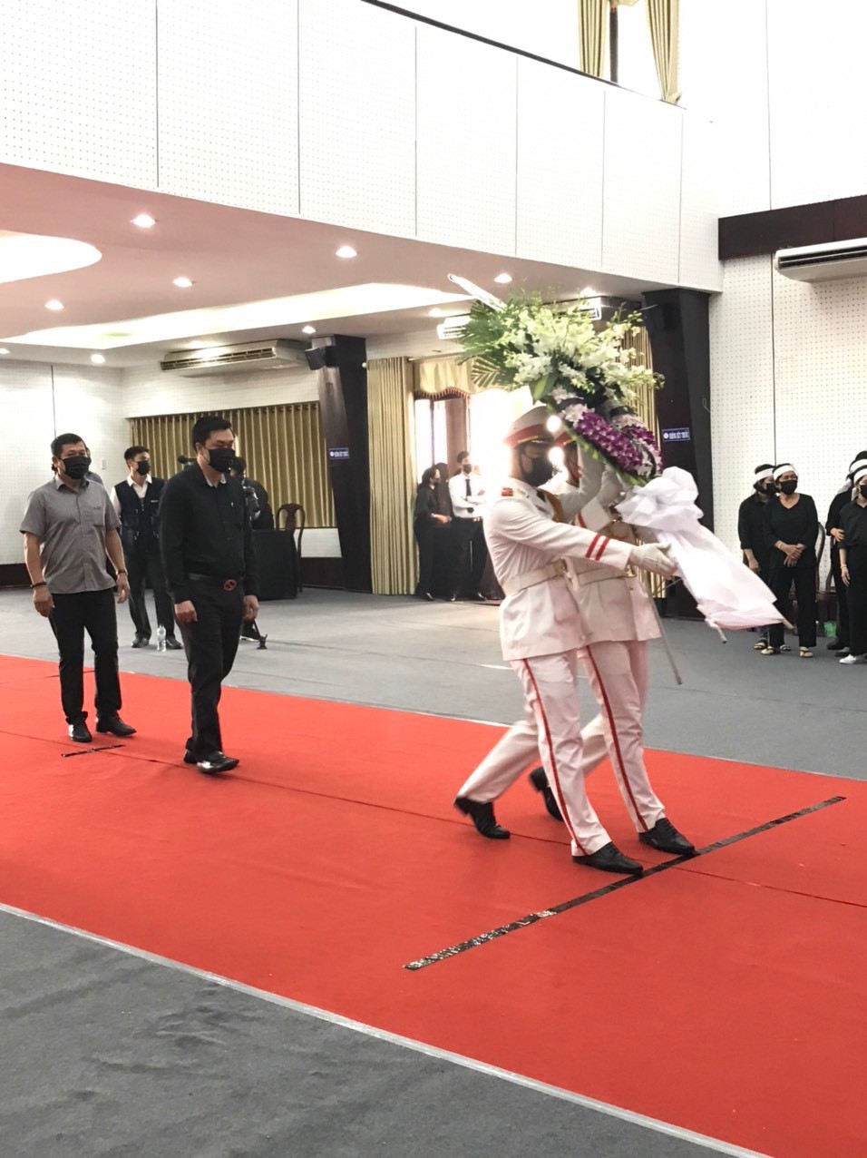 LĐBĐVN do Ph&amp;oacute; Chủ tịch Cao Văn Ch&amp;oacute;ng l&amp;agrave;m Trưởng đo&amp;agrave;n đ&amp;atilde; đến viếng nguy&amp;ecirc;n Ph&amp;oacute; Thủ tướng Trương Vĩnh Trọng -  ảnh B&amp;aacute;o Ch&amp;iacute;nh phủ.