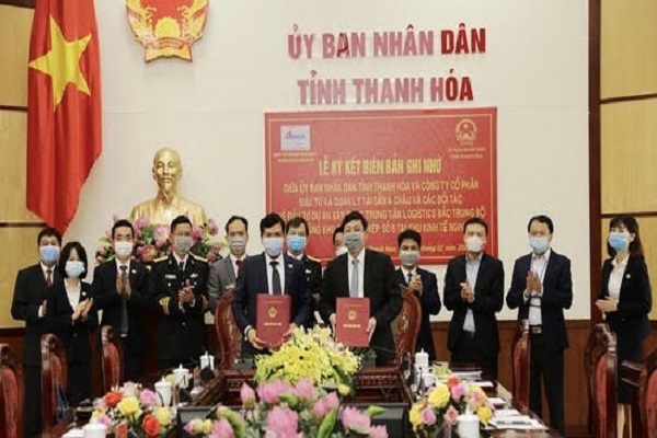 Đồng ch&amp;iacute; Mai Xu&amp;acirc;n Li&amp;ecirc;m, Ph&amp;oacute; Chủ tịch UBND tỉnh Thanh H&amp;oacute;a v&amp;agrave; &amp;ocirc;ng Nguyễn Sơn, Tổng Gi&amp;aacute;m đốc C&amp;ocirc;ng ty CP Đầu tư v&amp;agrave; Quản l&amp;yacute; t&amp;agrave;i sản &amp;Aacute; Ch&amp;acirc;u k&amp;yacute; kết Bi&amp;ecirc;n bản ghi nhớ