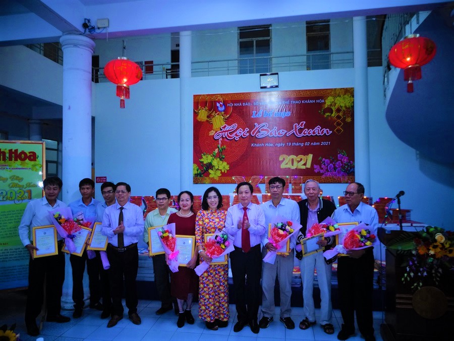 C&amp;aacute;c t&amp;aacute;c giả được giải, nh&amp;agrave; b&amp;aacute;o Nguyễn Xu&amp;acirc;n Đương (người đầu ti&amp;ecirc;n b&amp;ecirc;n phải).