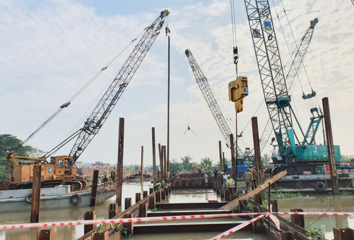 Tiền Giang đ&amp;atilde; cho x&amp;acirc;y dựng đập th&amp;eacute;p tạm tr&amp;ecirc;n tuyến k&amp;ecirc;nh x&amp;aacute;ng Long Định để phục vụ cho việc ngăn mặn từ s&amp;ocirc;ng Tiền x&amp;acirc;m nhập v&amp;agrave;o b&amp;ecirc;n trong nội đồng.