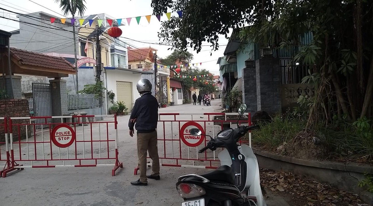 Chốt dịch tại UBND x&amp;atilde; Ho&amp;agrave;ng Động, huyện Thủy Nguy&amp;ecirc;n Hải Ph&amp;ograve;ng.