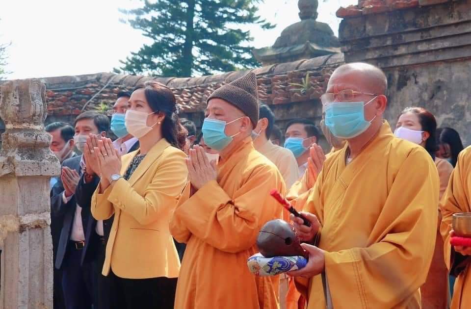 Tại ch&amp;ugrave;a Hoa Y&amp;ecirc;n c&amp;aacute;c đại biểu, chư tăng đức t&amp;ocirc;n ni đ&amp;atilde; th&amp;agrave;nh k&amp;iacute;nh d&amp;acirc;ng hương, thực hiện c&amp;aacute;c nghi lễ t&amp;acirc;m linh khai hội Xu&amp;acirc;n Y&amp;ecirc;n Tử năm 2021.