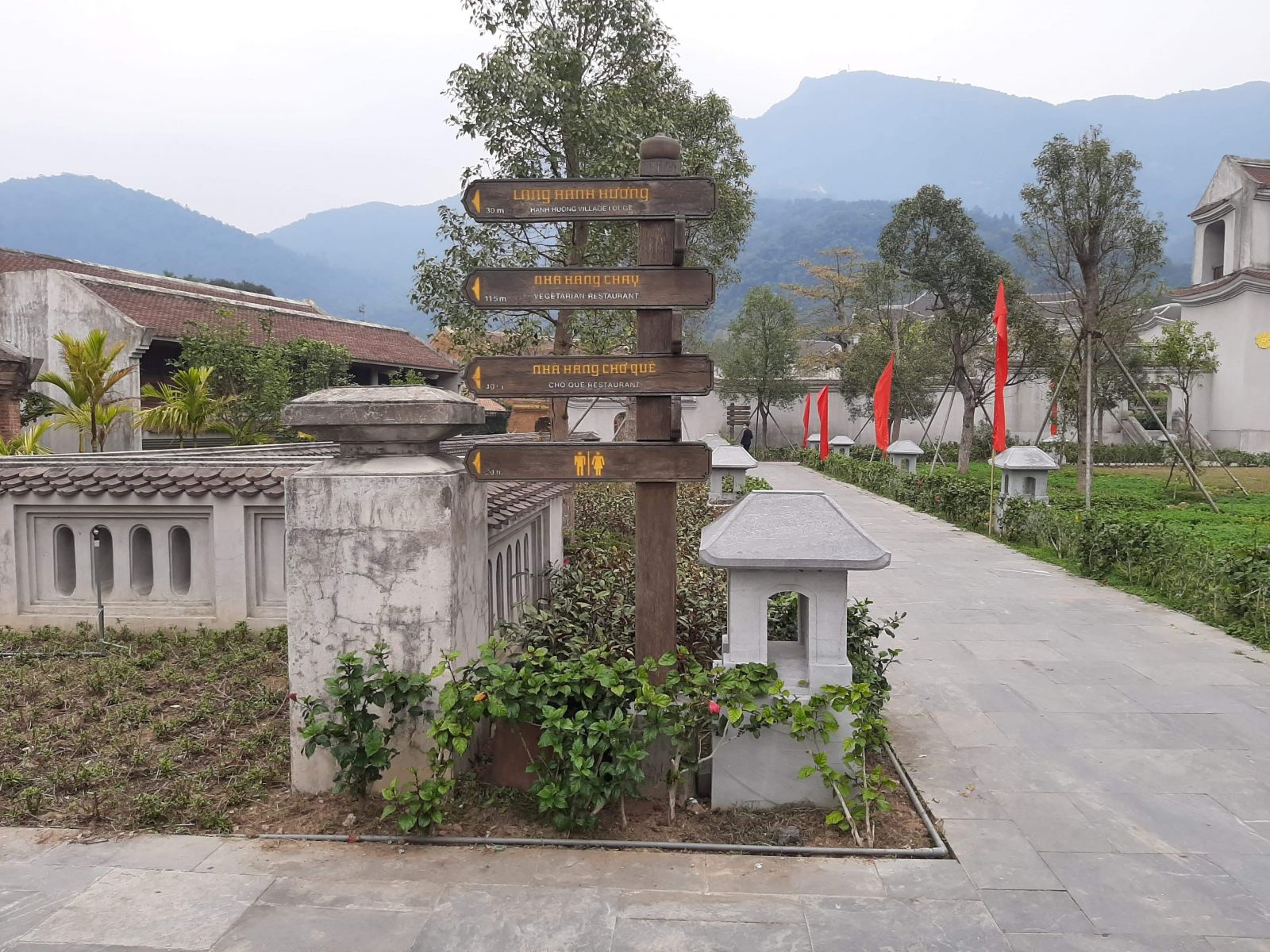 Những ng&amp;agrave;y đầu xu&amp;acirc;n 2021, khu du lịch t&amp;acirc;m linh Y&amp;ecirc;n Tử kh&amp;ocirc;ng một b&amp;oacute;ng người do dịch COVID-19, tr&amp;aacute;i với mọi năm, thời điểm n&amp;agrave;y KDL Y&amp;ecirc;n Tử tấp nập du kh&amp;aacute;ch thập phương, cảnh tưởng vắng lặng nơi đ&amp;acirc;y khiến nhiều người chỉ mong dịch sớm đi qua.