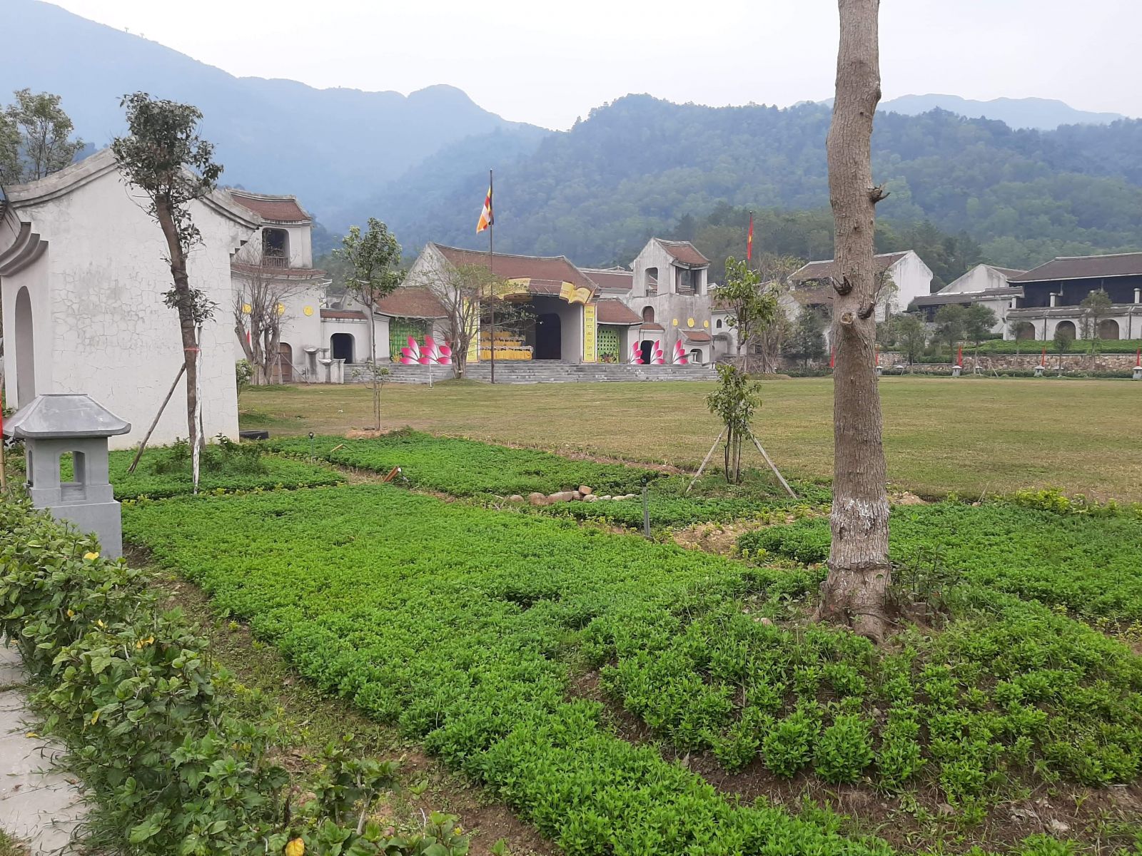 H&amp;agrave;ng năm, khu vực khai hội Y&amp;ecirc;n Tử chật k&amp;iacute;n người nhưng năm 2021 th&amp;igrave; kh&amp;ocirc;ng c&amp;oacute; b&amp;oacute;ng d&amp;aacute;ng du kh&amp;aacute;ch.