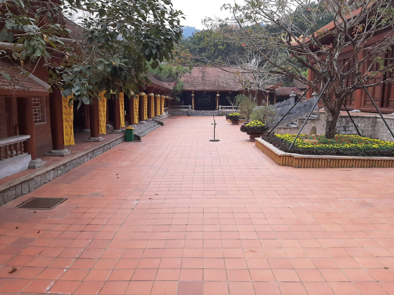 Ban Quản l&amp;yacute; Di t&amp;iacute;ch v&amp;agrave; rừng Quốc gia Y&amp;ecirc;n Tử, cho biết từ ng&amp;agrave;y mồng 4 Tết Y&amp;ecirc;n Tử dừng đ&amp;oacute;n tiếp du kh&amp;aacute;ch do đang c&amp;oacute; dịch COVID-19 n&amp;ecirc;n người d&amp;acirc;n hạn chế đến những nơi đ&amp;ocirc;ng người v&amp;agrave; du kh&amp;aacute;ch c&amp;aacute;c tỉnh kh&amp;ocirc;ng về được Quảng Ninh n&amp;ecirc;n khu vực Y&amp;ecirc;n Tử kh&amp;ocirc;ng c&amp;oacute; du kh&amp;aacute;ch.