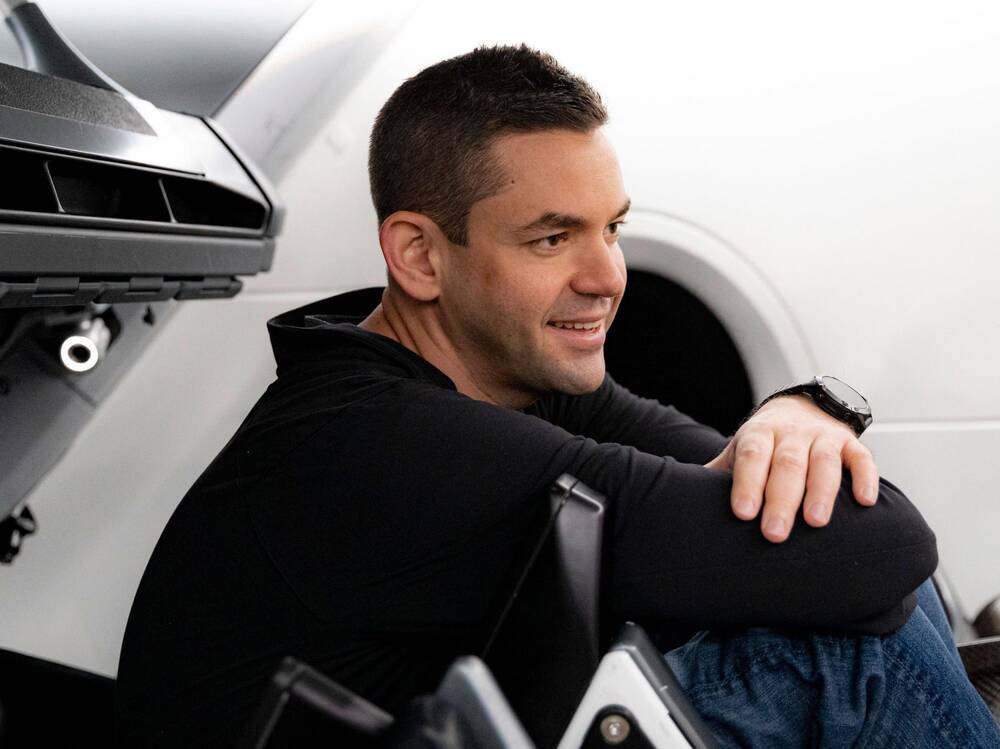 Jared Isaacman tại trụ sở SpaceX ở Hawthorne, California. (Ảnh: SpaceX/Business Wire via AP Photo)
