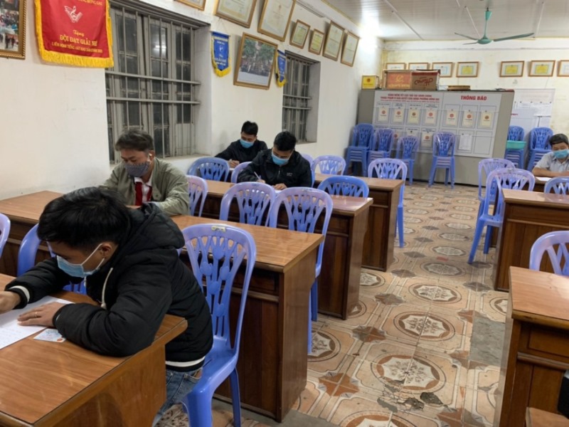 C&amp;aacute;c c&amp;ocirc;ng nh&amp;acirc;n đang viết tờ khai lịch tr&amp;igrave;nh di chuyển với cơ quan chức năng.