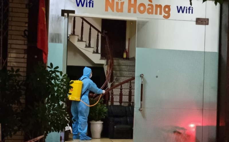 Cơ quan chức năng phong tỏa tạm thời, phun khử tr&amp;ugrave;ng nh&amp;agrave; nghỉ Nữ Ho&amp;agrave;ng