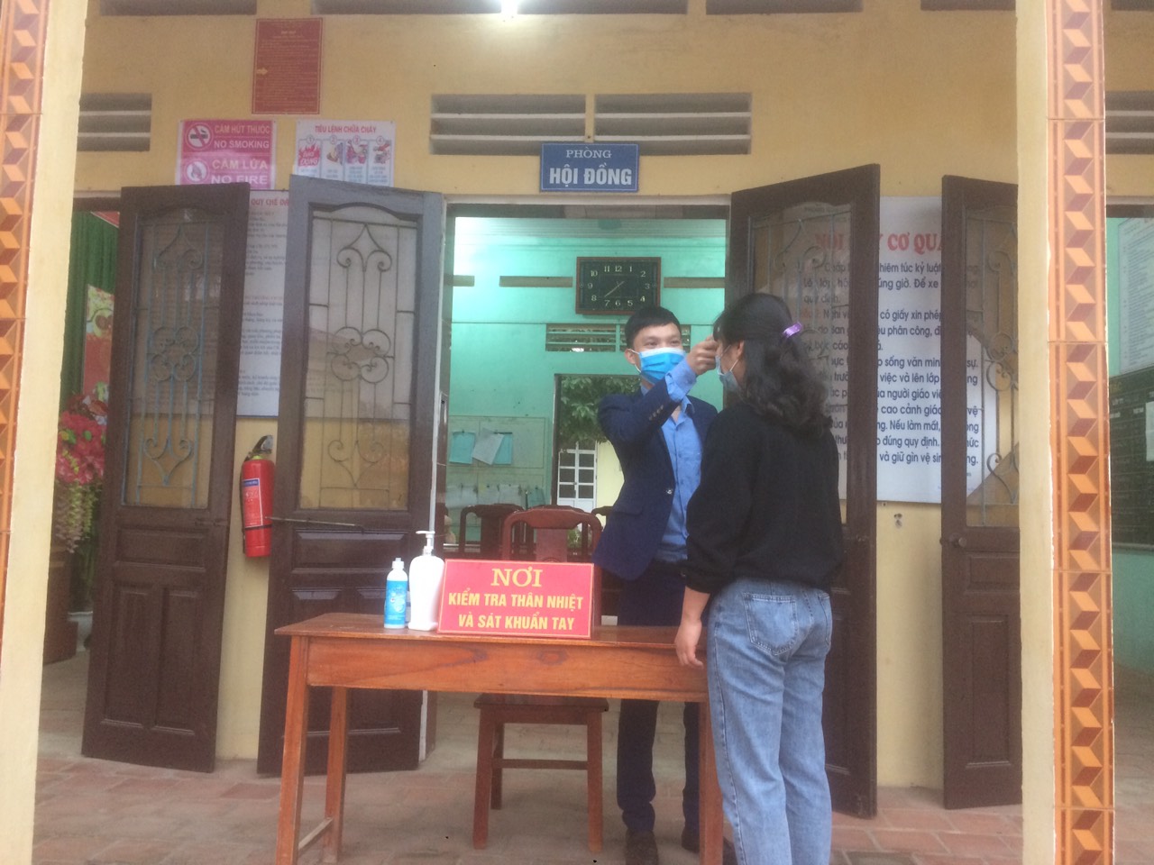 C&amp;aacute;c học sinh trường Mầm non  Minh c&amp;ocirc;i, x&amp;atilde; Minh C&amp;ocirc;i, huyện Hạ H&amp;ograve;a được c&amp;aacute;c c&amp;ocirc; gi&amp;aacute;o đo th&amp;acirc;n nhiệt ngay từ ngo&amp;agrave;i cổng trường