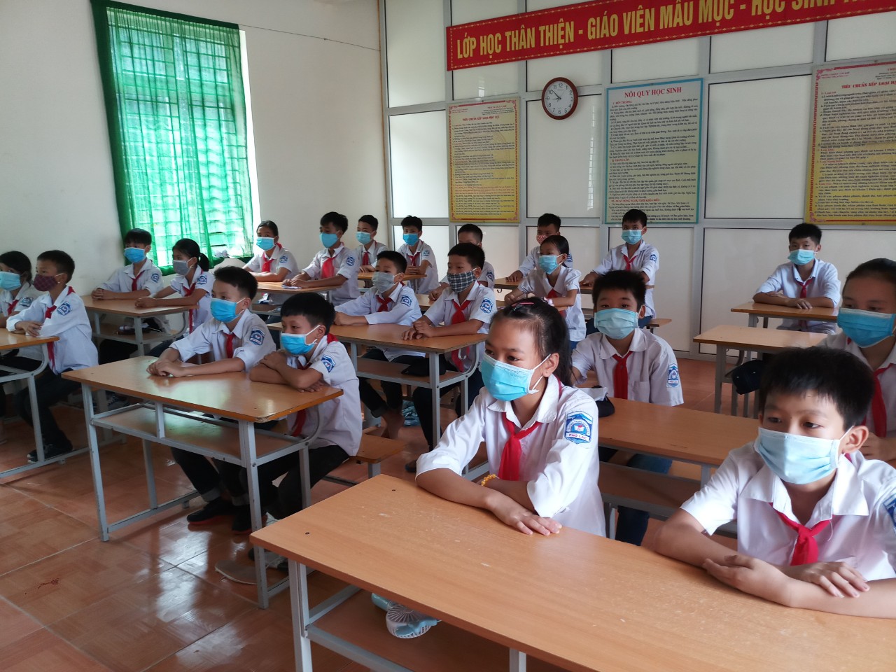 C&amp;aacute;c học sinh của trường Tiểu Học Phương X&amp;aacute; huyện Cẩm Kh&amp;ecirc;, Thực hiện Ngh&amp;ecirc;m việc đeo khẩu trang y tế.