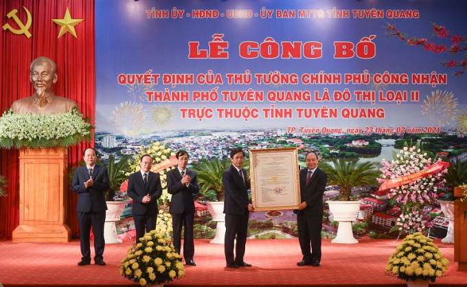 Thủ tướng Nguyễn Xu&amp;acirc;n Ph&amp;uacute;c trao Quyết định c&amp;ocirc;ng nhận th&amp;agrave;nh phố Tuy&amp;ecirc;n Quang l&amp;agrave; đ&amp;ocirc; thị loại II trực thuộc tỉnh Tuy&amp;ecirc;n Quang.