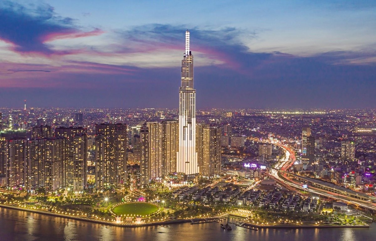 To&amp;agrave;n cảnh t&amp;ograve;a nh&amp;agrave; Landmark 81 tại Th&amp;agrave;nh phố Hồ Ch&amp;iacute; Minh, biểu tượng cho sự ph&amp;aacute;t triển năng động của Việt Nam. (Ảnh: TTXVN)