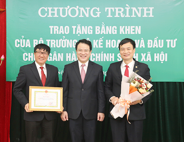 Thứ trưởng Bộ Kế hoạch v&amp;agrave; Đầu tư Trần Quốc Phương trao tặng Bằng khen cho Tổng Gi&amp;aacute;m đốc Dương Quyết Thắng (tr&amp;aacute;i) v&amp;agrave; Gi&amp;aacute;m đốc Ban Kế hoạch nguồn vốn Nguyễn Minh Phương