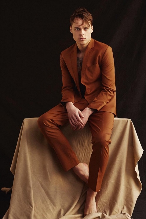 . Anh hiện l&amp;agrave; người mẫu trực thuộc hai c&amp;ocirc;ng ty Team Models v&amp;agrave; Next Models Worldwide.