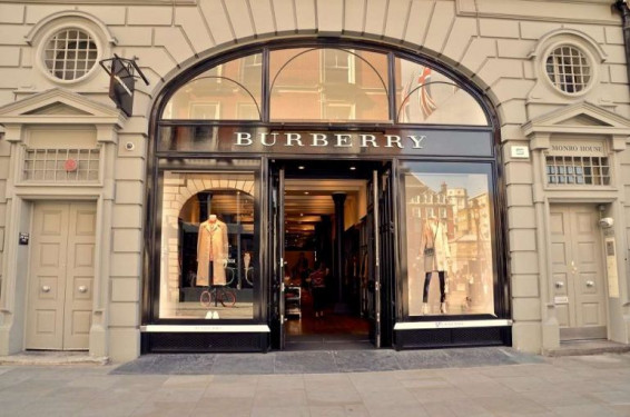 “Mất tự do” mùa dịch truyền cảm hứng cho nhà thiết kế của Burberry